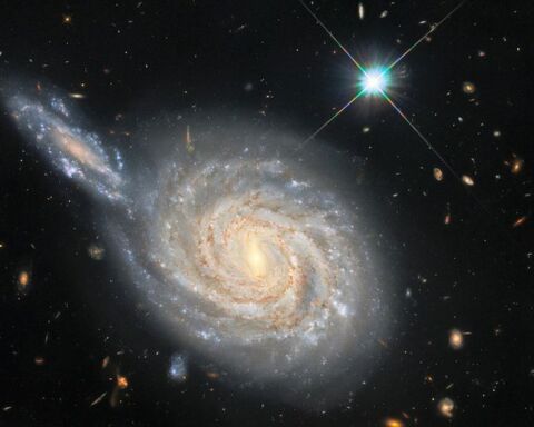 Conjunção galáctica entre a galáxia NGC 105 e a LEDA 212515