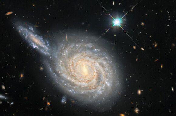 Conjunção galáctica entre a galáxia NGC 105 e a LEDA 212515