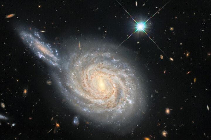 Conjunção galáctica entre a galáxia NGC 105 e a LEDA 212515