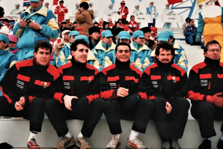 A equipa portuguesa de bobsleigh durante a Cerimónia de Abertura dos Jogos Olímpicos de Inverno Calgary 1988.