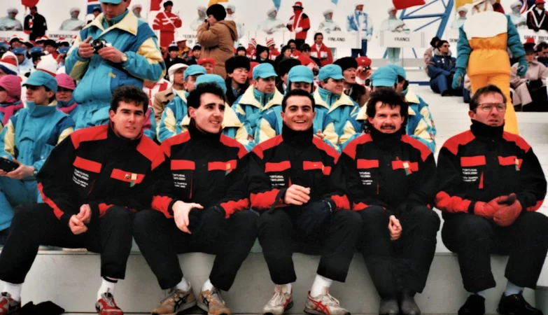 A equipa portuguesa de bobsleigh durante a Cerimónia de Abertura dos Jogos Olímpicos de Inverno Calgary 1988.