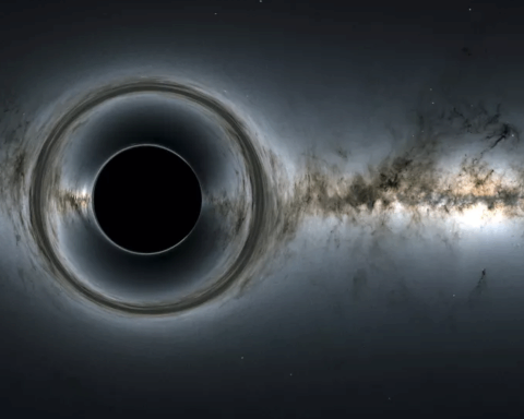 Ilustração da NASA mostra um buraco negro solitário no Espaço, com a sua gravidade a distorcer a visão de estrelas e galáxias ao fundo.