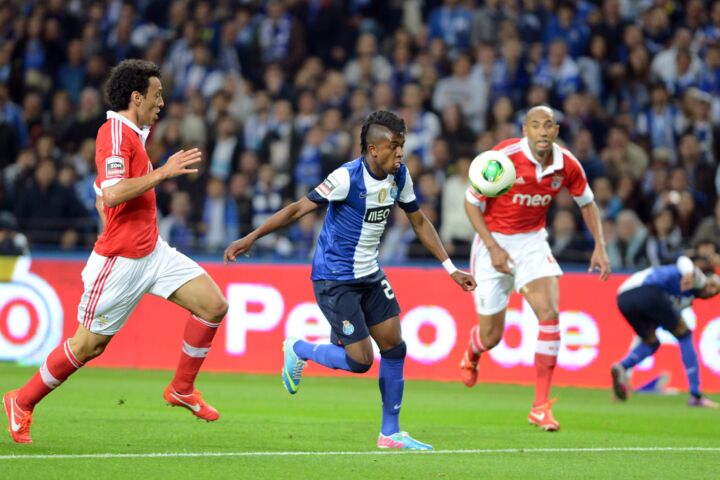 Kelvin instantes antes de desferir o remate que deu a vitória ao FC Porto.