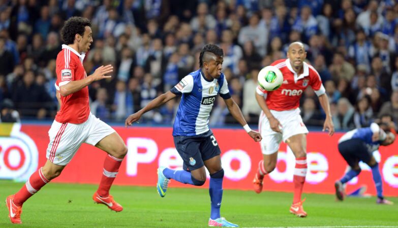 Kelvin instantes antes de desferir o remate que deu a vitória ao FC Porto.