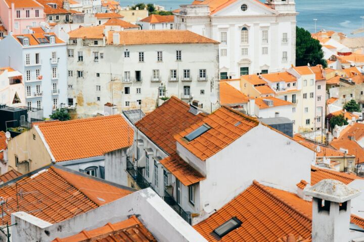 Casas de um bairro algures em Lisboa
