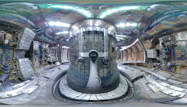 Interior de um reator nuclear tokamak