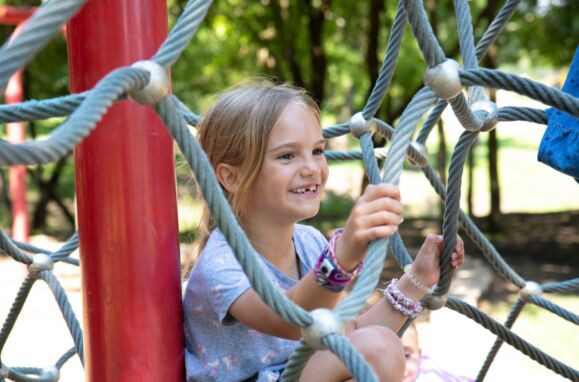 Criança num parque infantil.