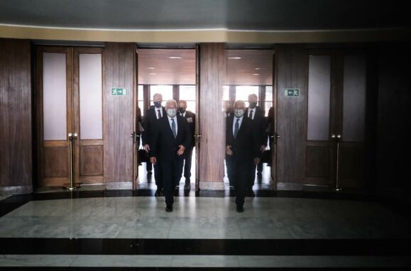 O primeiro-ministro, António Costa, acompanhado do ministro da Defesa Nacional, João Gomes Cravinho, e pelo Chefe do Estado-Maior-General das Forças Armadas (CEMGFA), almirante Silva Ribeiro