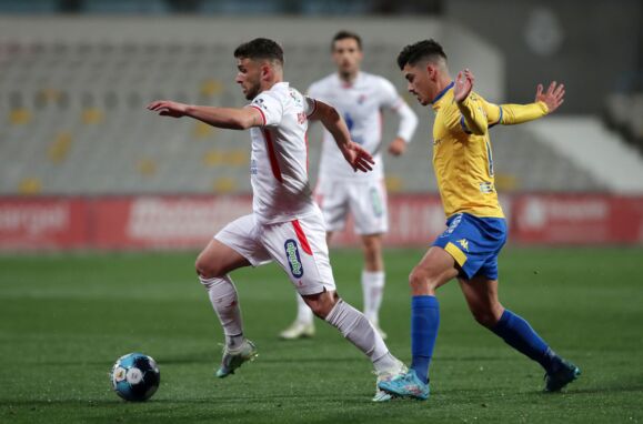 O jogador do Gil Vicente, Pedrinho, disputa a bola com o jogador do Estoril Praia, André Franco.