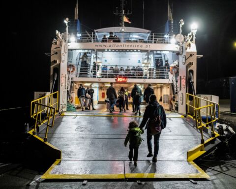 Habitantes de São Jorge abandonam a ilha de barco no Terminal Maritimo de Velas, devido à crise sismovulcânica