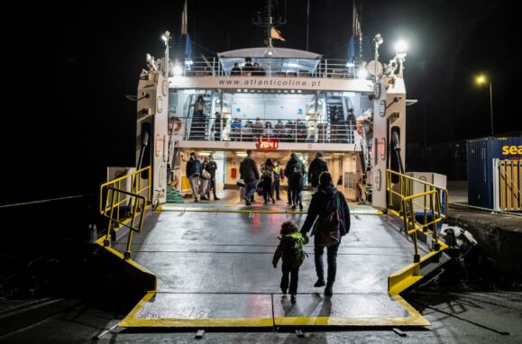 Habitantes de São Jorge abandonam a ilha de barco no Terminal Maritimo de Velas, devido à crise sismovulcânica