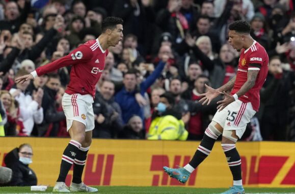 Cristiano Ronaldo festeja um golo com Jadon Sancho.