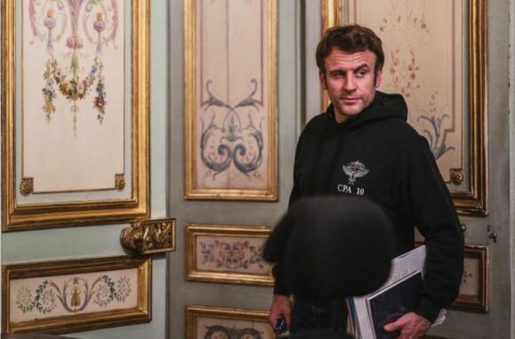 Emmanuel Macron em estilo informal no Eliseu.