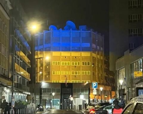 Embaixada da Rússia em Lisboa com cores da bandeira ucraniana