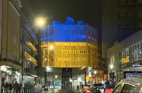 Embaixada da Rússia em Lisboa com cores da bandeira ucraniana
