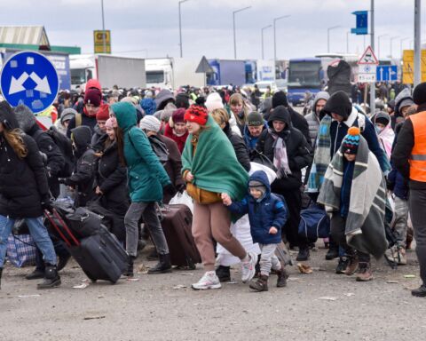Refugiados ucranianos na fronteira com a Polónia.