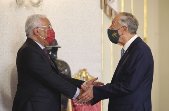 O Presidente da República, Marcelo Rebelo de Sousa, confere posse ao primeiro-ministro, António Costa