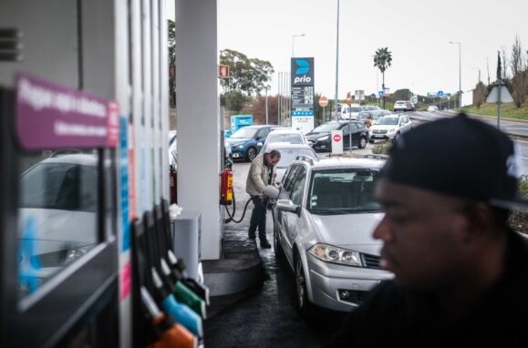 Filas de carros para abastecer numa bomba de gasolina na Amadora.