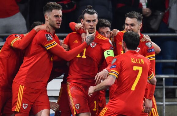 O avançado galês Gareth Bale a festejar com os seus colegas.