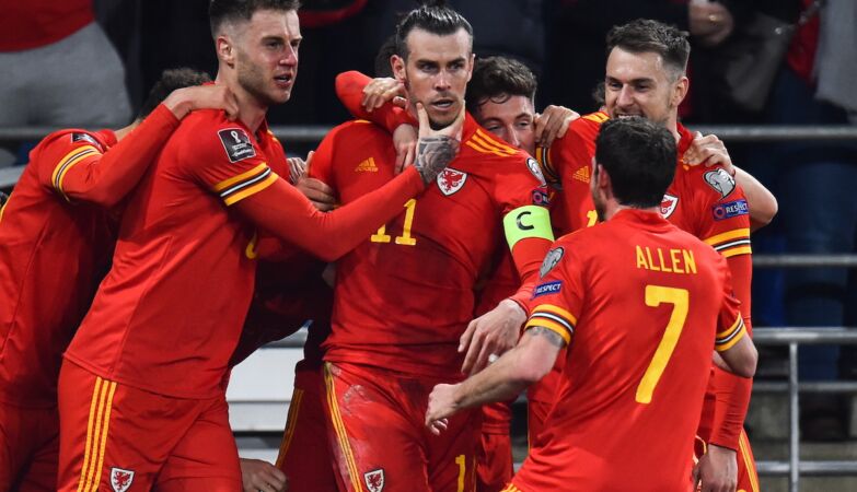 O avançado galês Gareth Bale a festejar com os seus colegas.