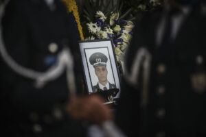 Fotografia do agente da PSP, Fábio Guerra, na viatura fúnebre
