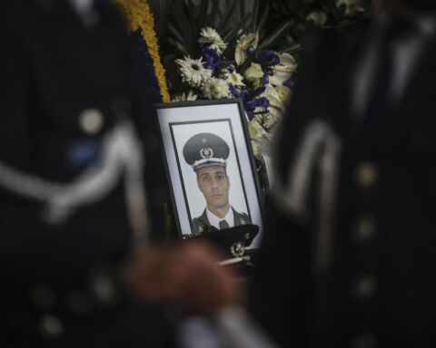 Fotografia do agente da PSP, Fábio Guerra, na viatura fúnebre