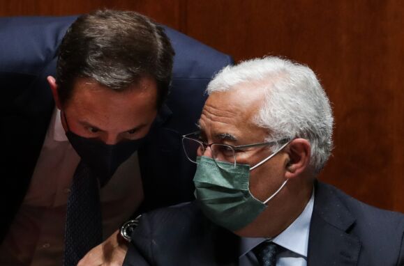 O primeiro-ministro, António Costa, conversa com o ministro das Finanças, Fernando Medina