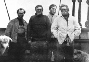 Da esquerda para a direita: Frank Wild, Ernest Shackleton, Eric Marshall e Jameson Adams