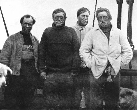 Da esquerda para a direita: Frank Wild, Ernest Shackleton, Eric Marshall e Jameson Adams