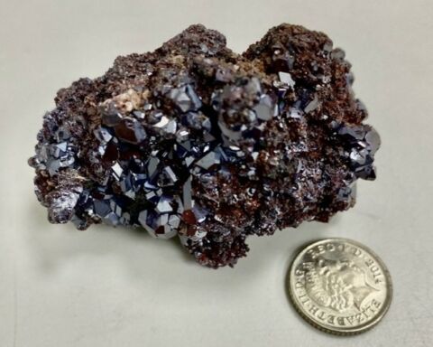 Pedra preciosa de Cu2O, extraída na Namíbia.