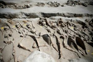 Esqueletos algemados encontrados em Faliro.