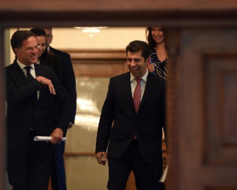 O primeiro-ministro da Bulgária, Kiril Petkov, e o primeiro-ministro dos Países Baixos, Mark Rutte.