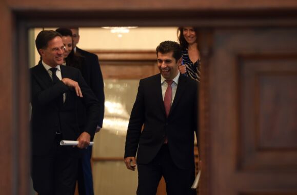 O primeiro-ministro da Bulgária, Kiril Petkov, e o primeiro-ministro dos Países Baixos, Mark Rutte.