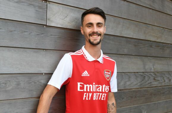 Fábio Vieira com a camisola do Arsenal.