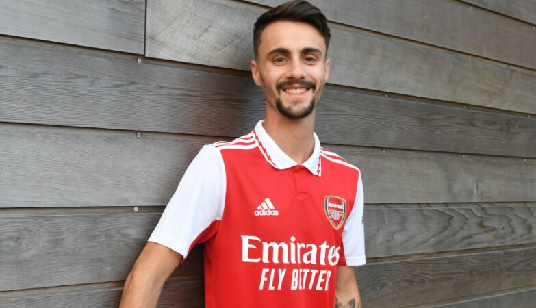 Fábio Vieira com a camisola do Arsenal.