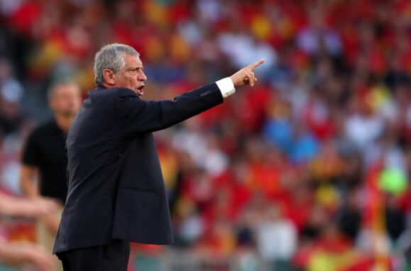 O selecionador de Portugal, Fernando Santos, dá instruções aos seus jogadores.