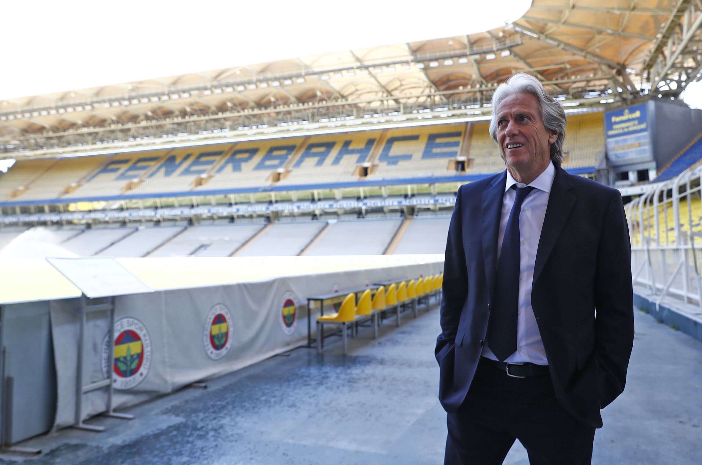 Fui para uma palestra do Jorge Jesus de auscultadores, com música