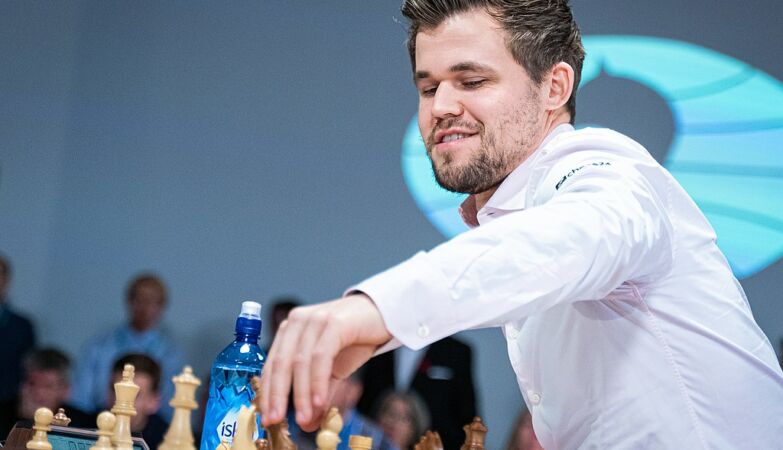 Ele derrotou Magnus Carlsen, número um mundial e cinco vezes