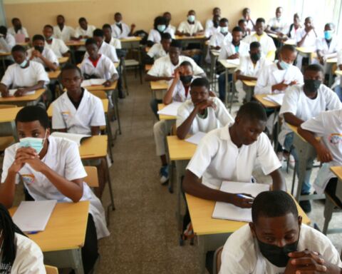 Cabelo crespo proibido em escolas de Luanda, Angola.