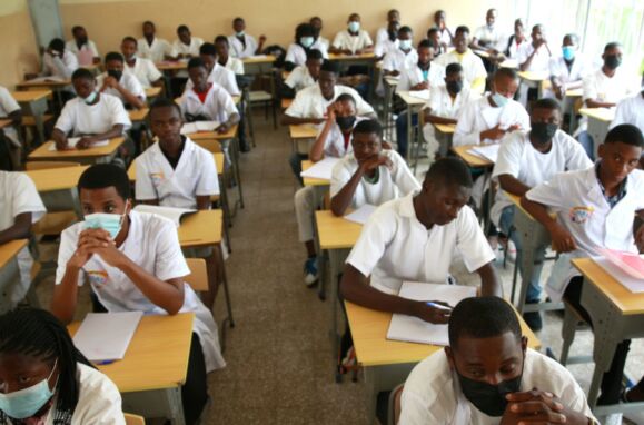 Cabelo crespo proibido em escolas de Luanda, Angola.