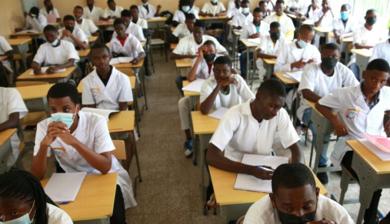 Cabelo crespo proibido em escolas de Luanda, Angola.