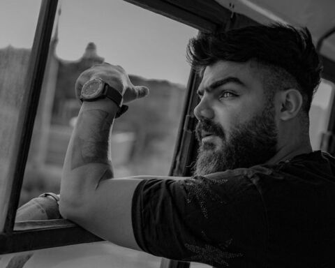 Homem com barba à janela numa foto do rapper Saman Yasin do Irão.