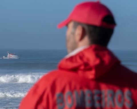 Militar olha para o mar em busca de jovem arrastada por onda.