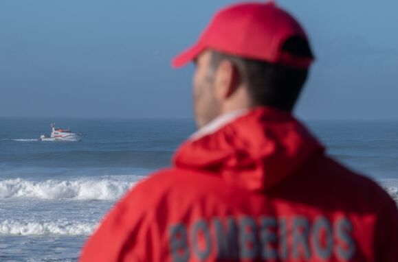 Militar olha para o mar em busca de jovem arrastada por onda.