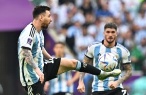 Messi chuta a bola em jogo do Mundial 2022 no Qatar