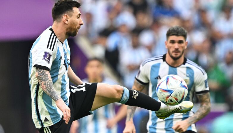 Messi chuta a bola em jogo do Mundial 2022 no Qatar