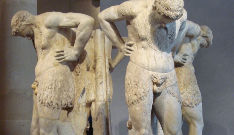 Los hombres representados en las antiguas estatuas griegas tenían genitales increíblemente pequeños.  ¿Porque?