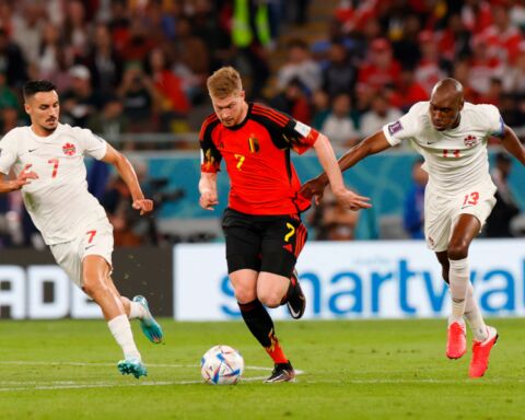 Eustáquio e De Bruyne disputam bola no Bélgica-Canadá do Mundial 2022.