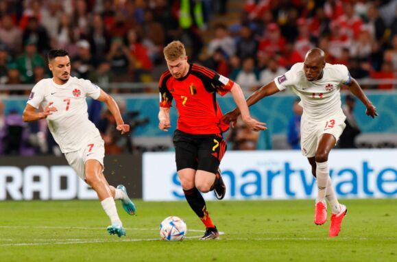 Eustáquio e De Bruyne disputam bola no Bélgica-Canadá do Mundial 2022.