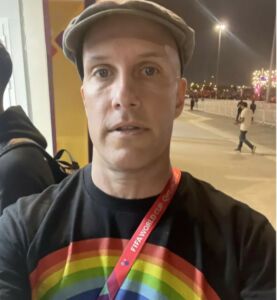 O jornalista Grant Wahl com a camisola arco-íris no Qatar.